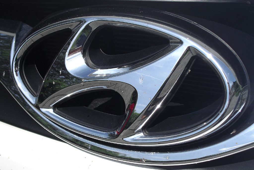 Hyundai i40: Das Markenlogo sitzt vorn im oberen Kühlergrill-Teil. 