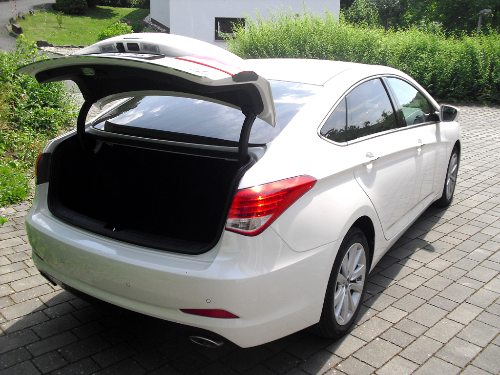 Hyundai i40: Ins Gepäckabteil passen über 500 Liter hinein. 