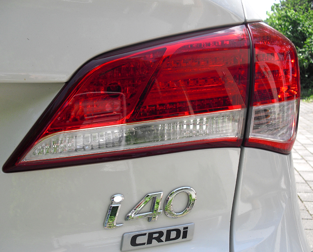 Hyundai i40: Moderne Leuchteinheit hinten mit Modell- und Antriebsschriftzug. 