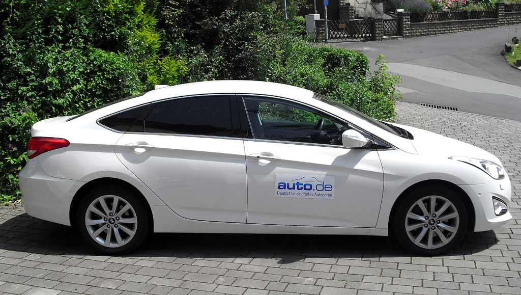 Hyundai i40: Und so sieht die formschöne Limousine von der Seite aus.
