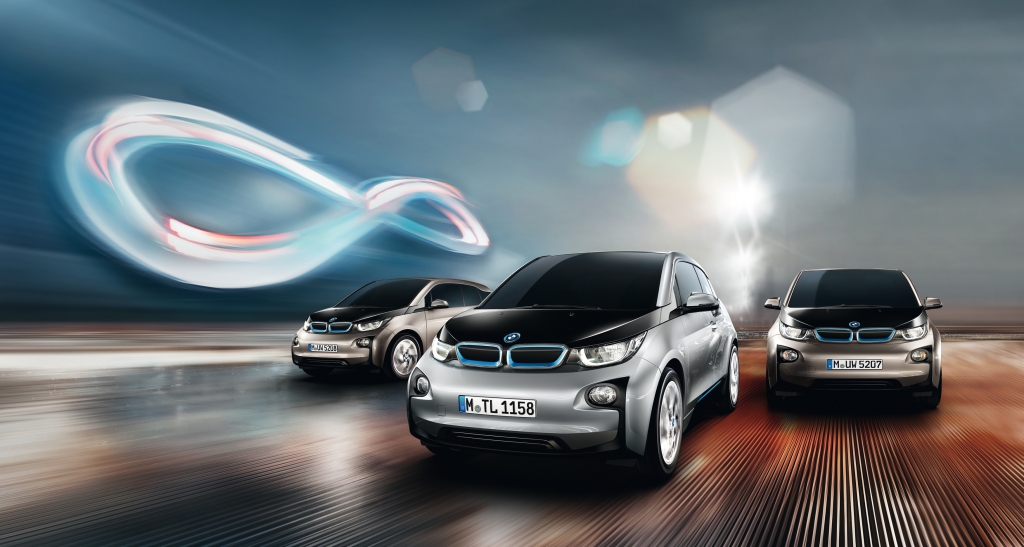 IAA 2013: Besucher fahren im i3 über den BMW-Stand