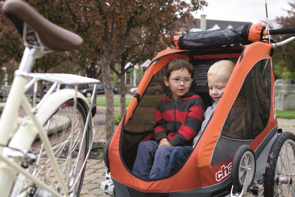 Im Fahrradanhänger finden bis zu zwei Kinder bequem und vom Wetter geschützt Platz.