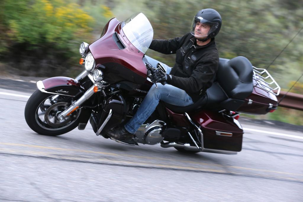 Im Schutze der neuen „batwing fairing“ kann der Fahrer die Vorzüge des neuen Infotainments ungestört genießen