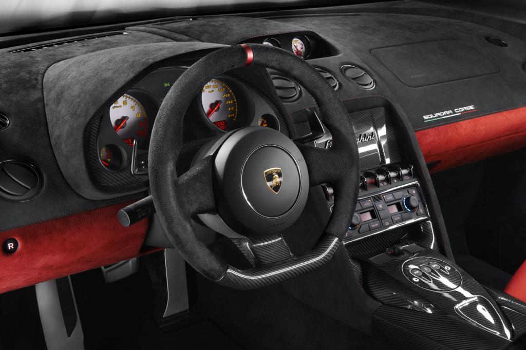 Innen dominieren Alcantara und Carbon. 