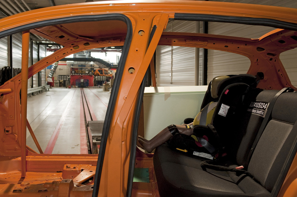 Kindersitze müssen jetzt auch Seiten-Crashtest bestehen