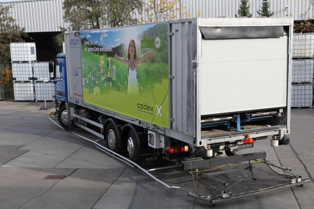 Koordiniert wird das System von einem PC, der als Leitrechner dient und den beiden Lkw die Fahraufträge erteilt. 