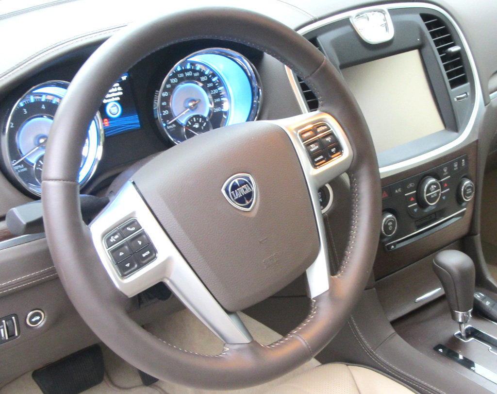 Lancia Thema: Blick ins Cockpit. 