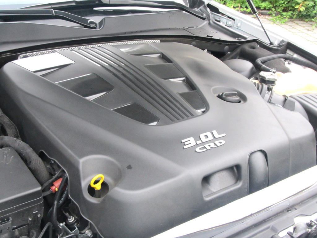 Lancia Thema: Blick unter die Haube auf den 3,0-Liter-Sechszylinder. 