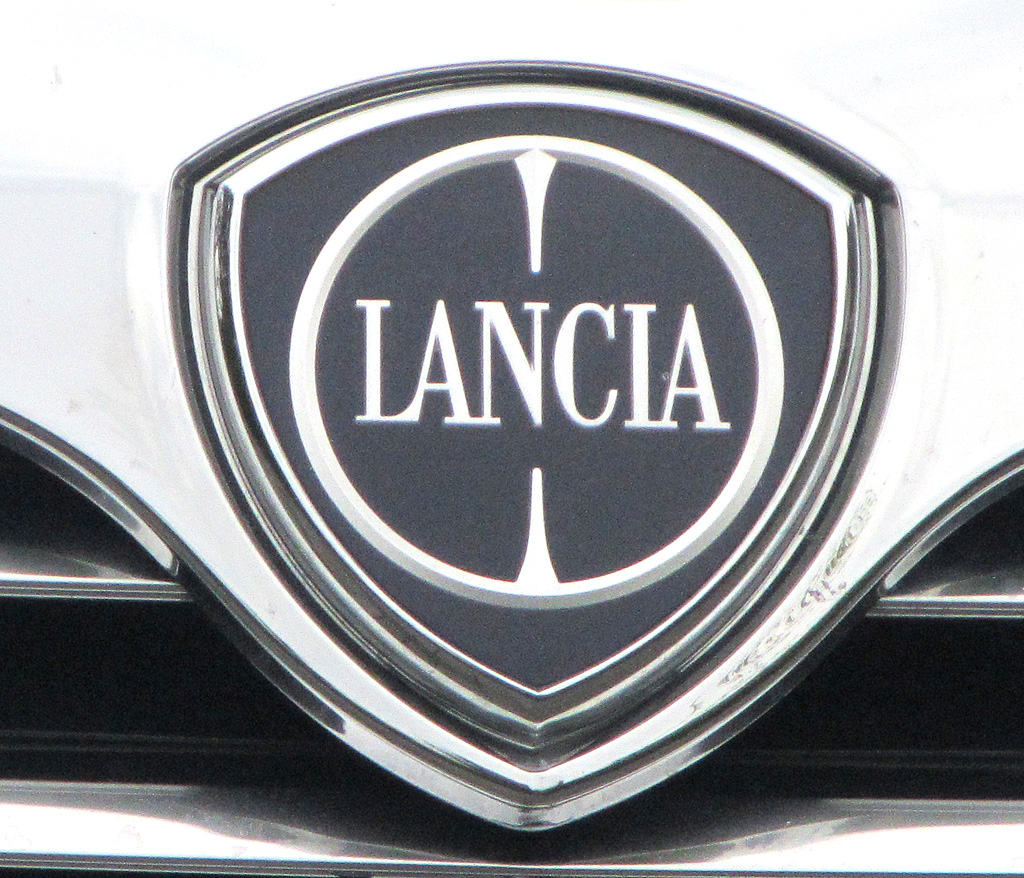 Lancia Thema: Das Markenlogo sitzt vorn in der Kühlergrill-Chrom-Umrandung 