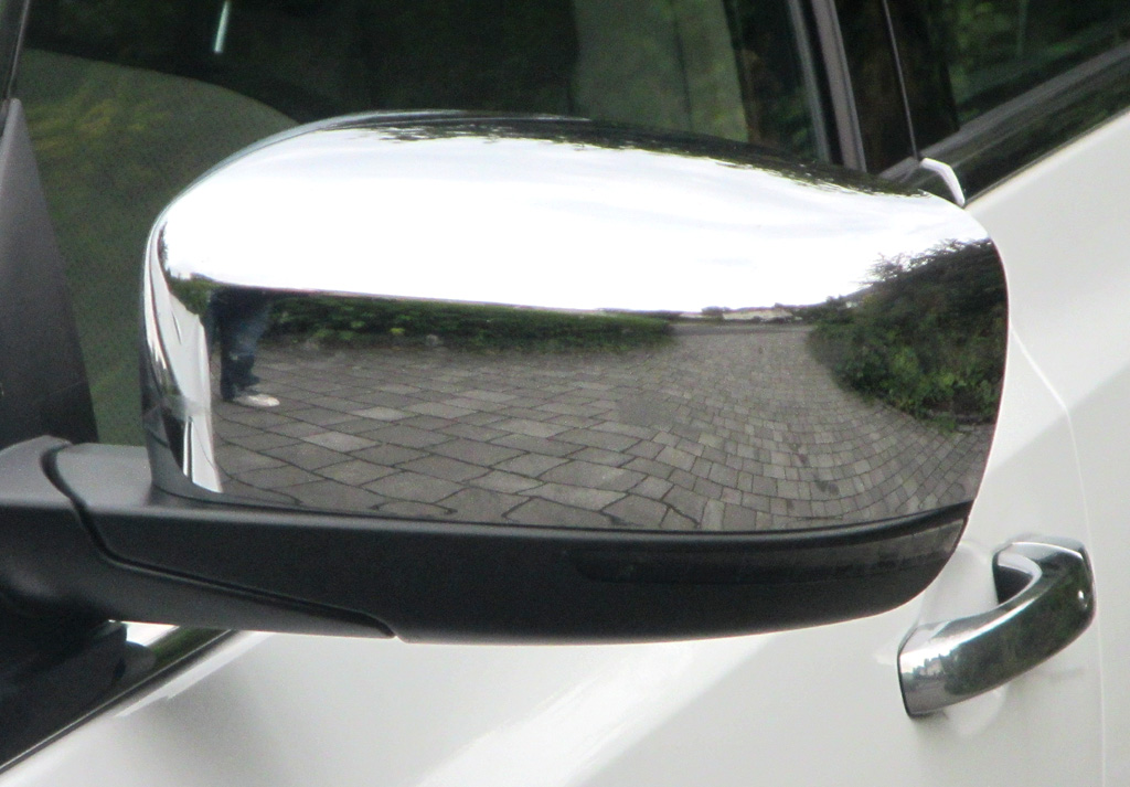 Lancia Thema: In die Außenspiegel sind schmale Blinkstreifen integriert. 