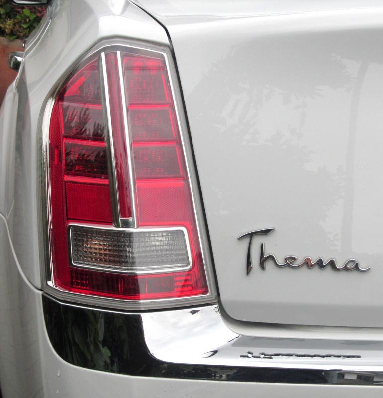 Lancia Thema: Vertikal ausgerichtete Leuchteinheit hinten mit Modellschriftzug. 