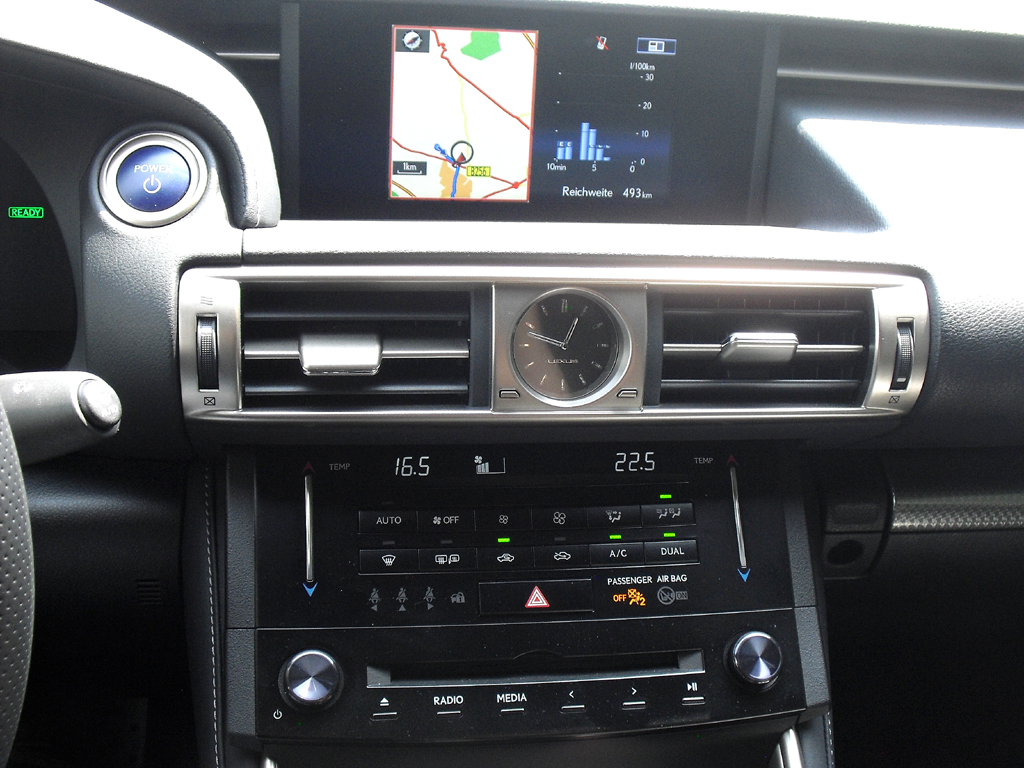 Lexus IS: Blick auf den mittleren Armaturenträger. 