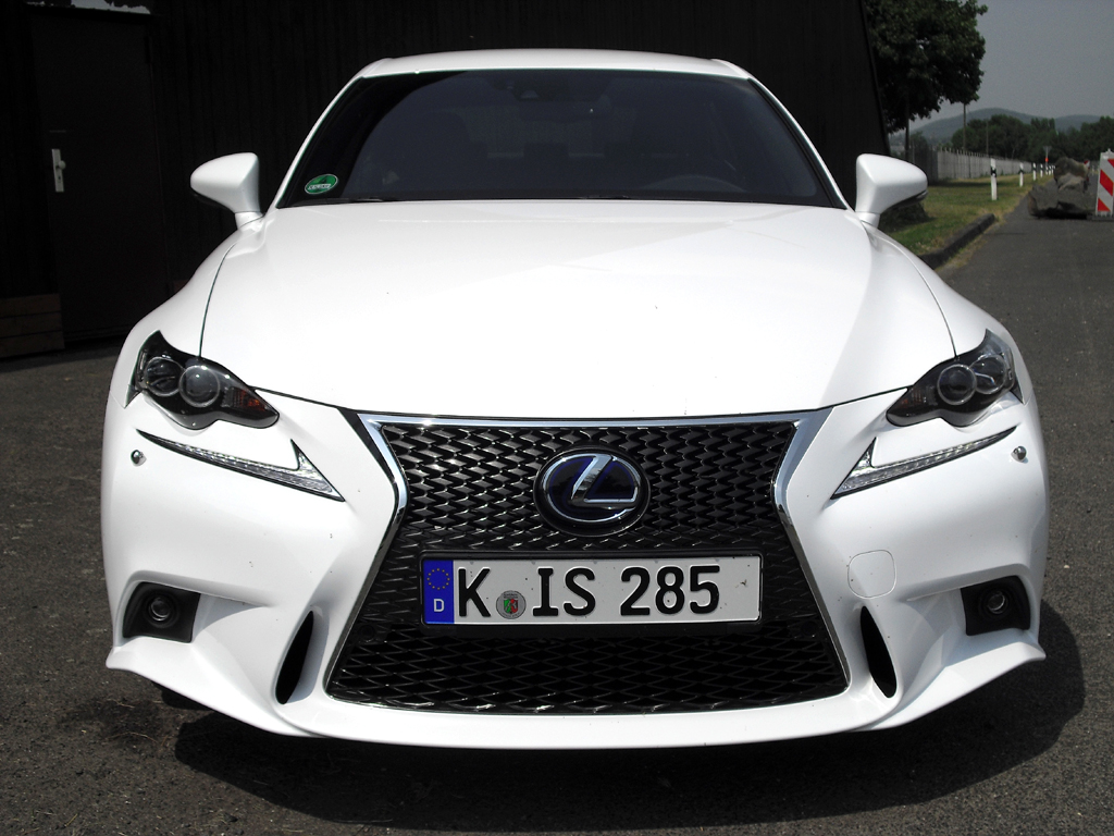 Lexus IS: Blick auf die Frontpartie. 