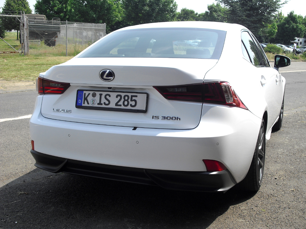 Lexus IS: Blick auf die Heckpartie. 