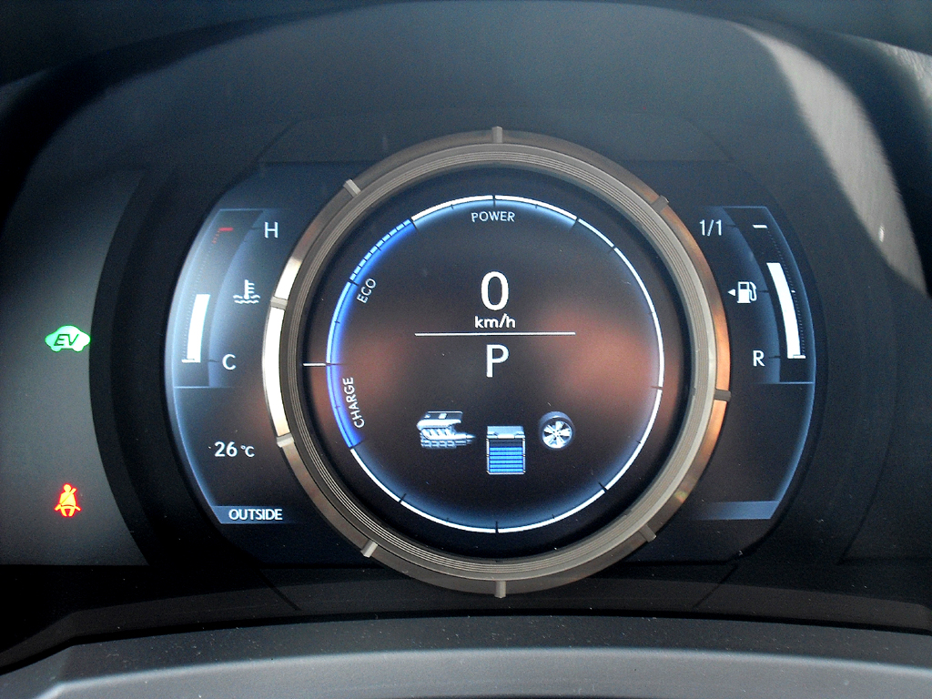 Lexus IS: Blick durch den Lenkradkranz auf das große Rundinstrument im Display. 