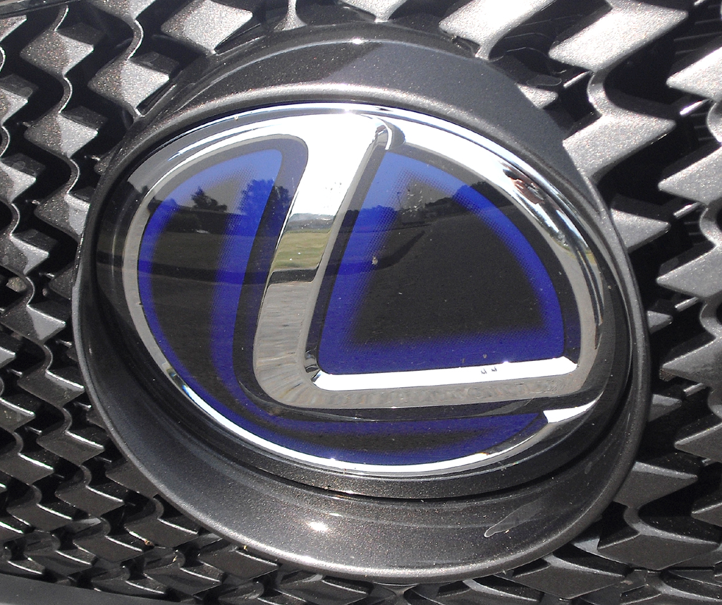 Lexus IS: Das Markenlogo sitzt vorn im typischen Diabolo-Kühlergrill. 