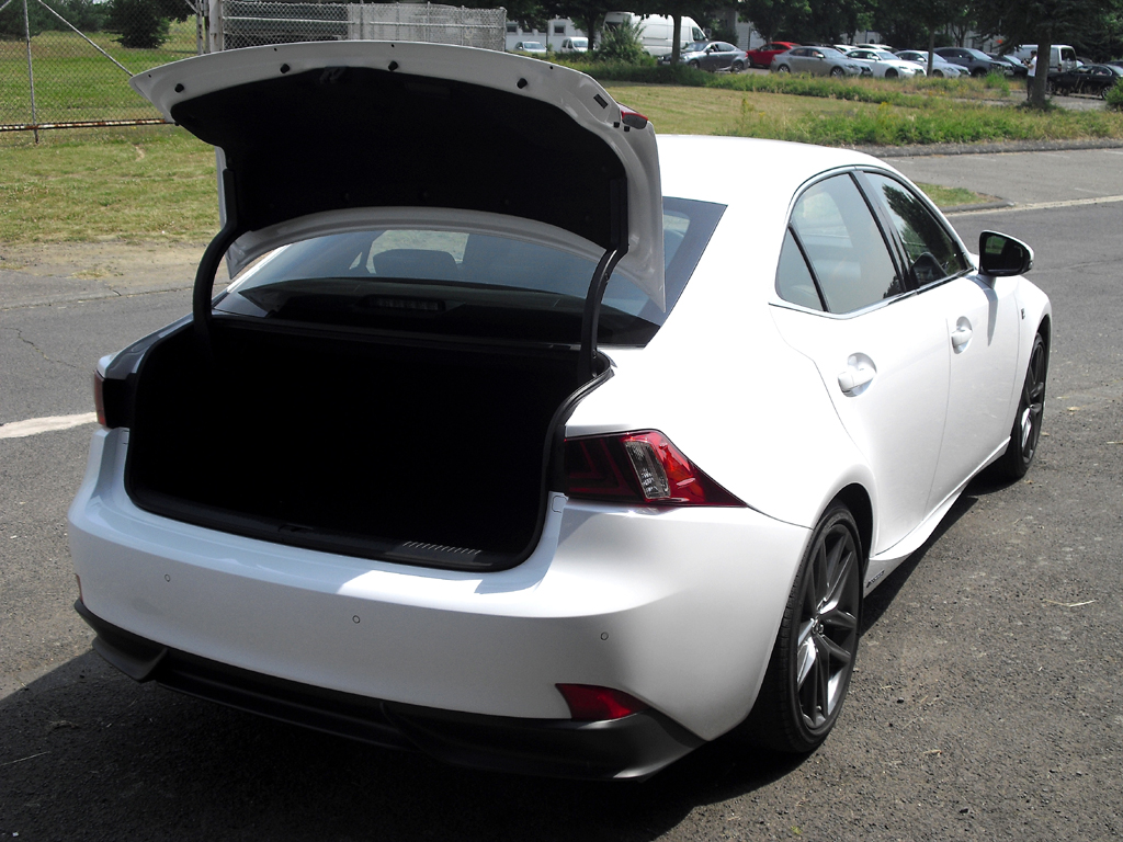 Lexus IS: Ins Gepäckabteil passen erweiterbare 450/480 Liter hinein. 