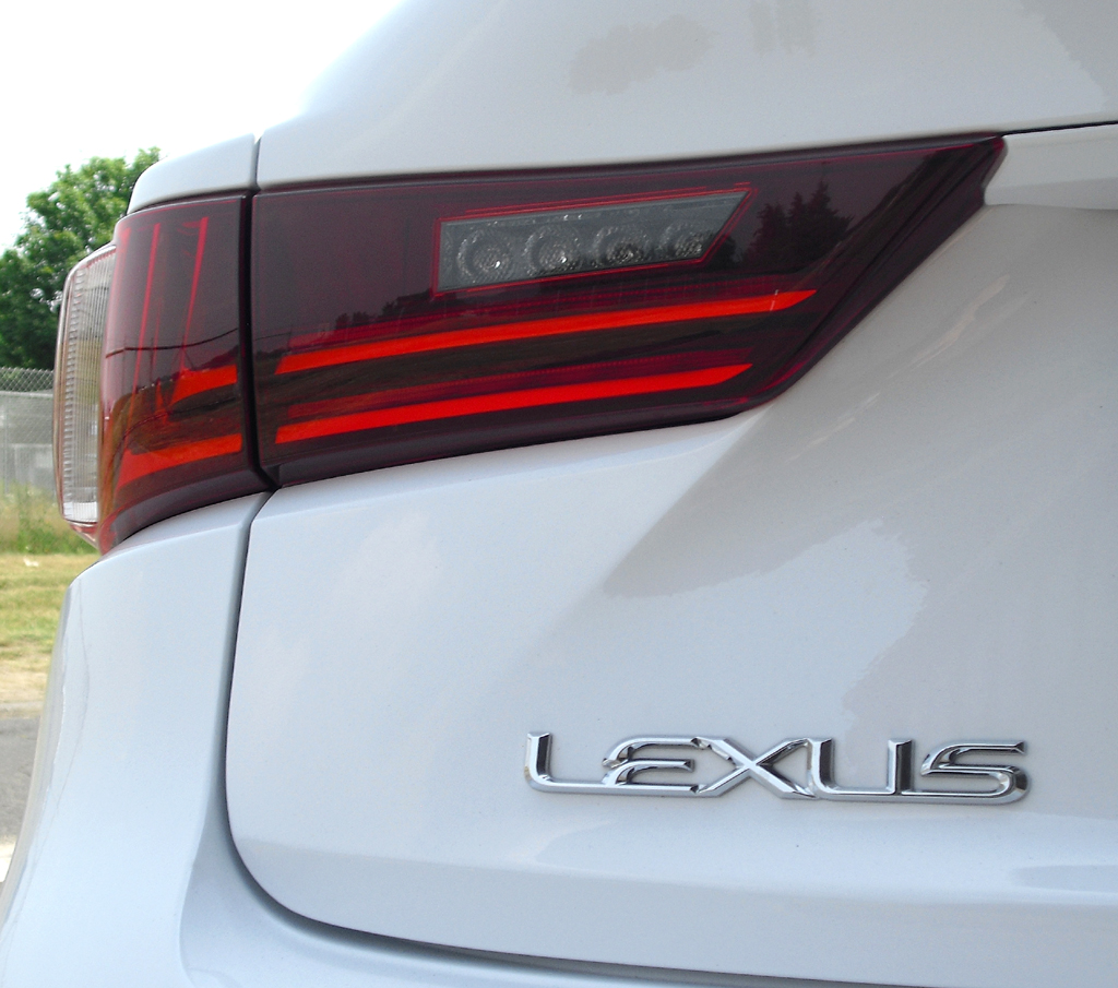 Lexus IS: Moderne Leuchteinheit hinten mit Markenschriftzug. 