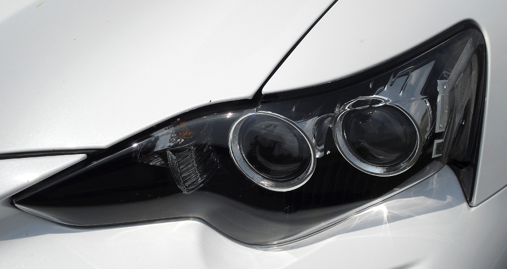 Lexus IS: Moderne Leuchteinheit vorn. 