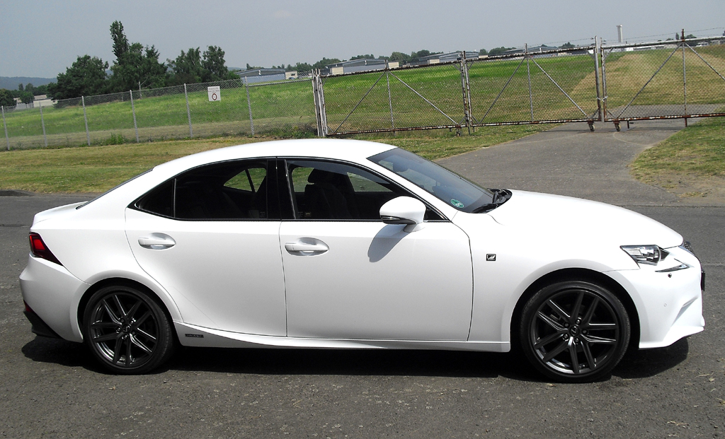 Lexus IS: Und so sieht die kompakte Sportlimousine von der Seite aus.