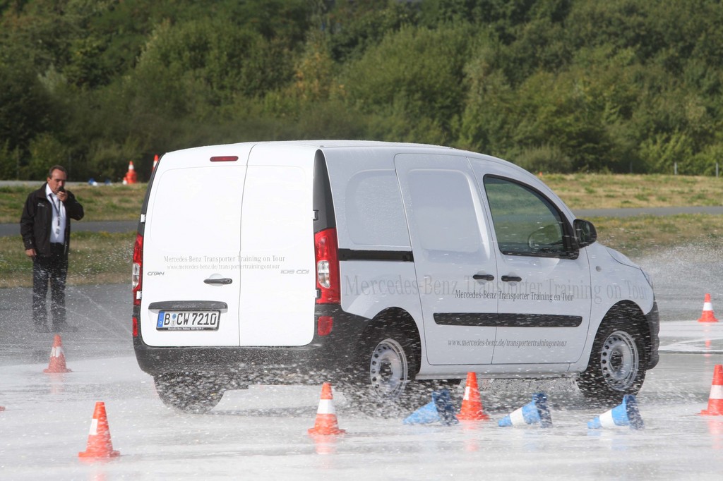 Mercedes-Benz bietet kostenloses Transporter-Training