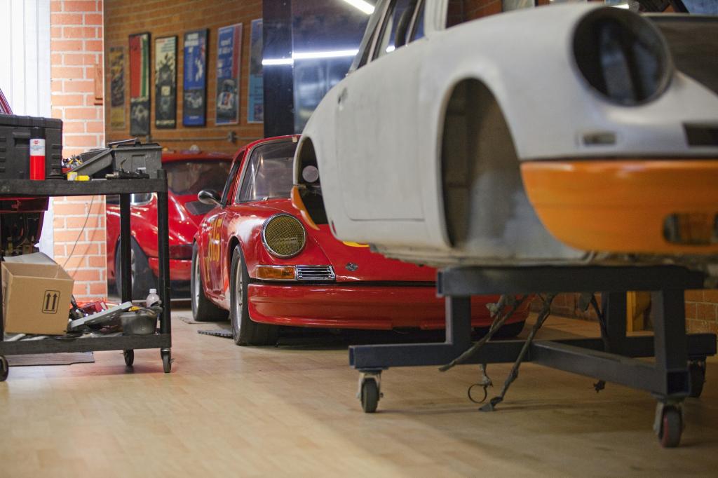 Mit einem kleinen Team von Spezialisten baut er vor den Toren der Traummetropole die vielleicht besten Porsche, die man jenseits von Zuffenhausen kaufen kann. 