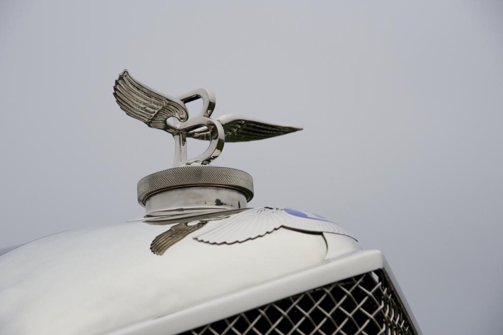 Nach dem schlüssellosen Einsteigen wird der V8-Biturbo-Motor per Startknopf zum Leben erweckt.