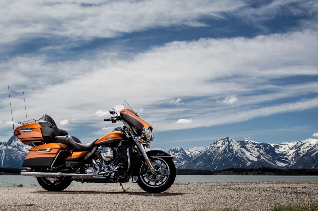 Nichts ist beim Supertourer, wie es vor kurzem noch war – bis auf die Außenspiegel, „praktisch das einzige unveränderte Teil an der Electra Glide Ultra LImited 2014“laut Chef-Ingenieur Ben Wright