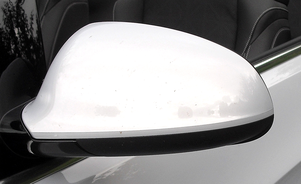 Opel Cascada: Blick auf den Außenspiegel auf der Fahrerseite. 