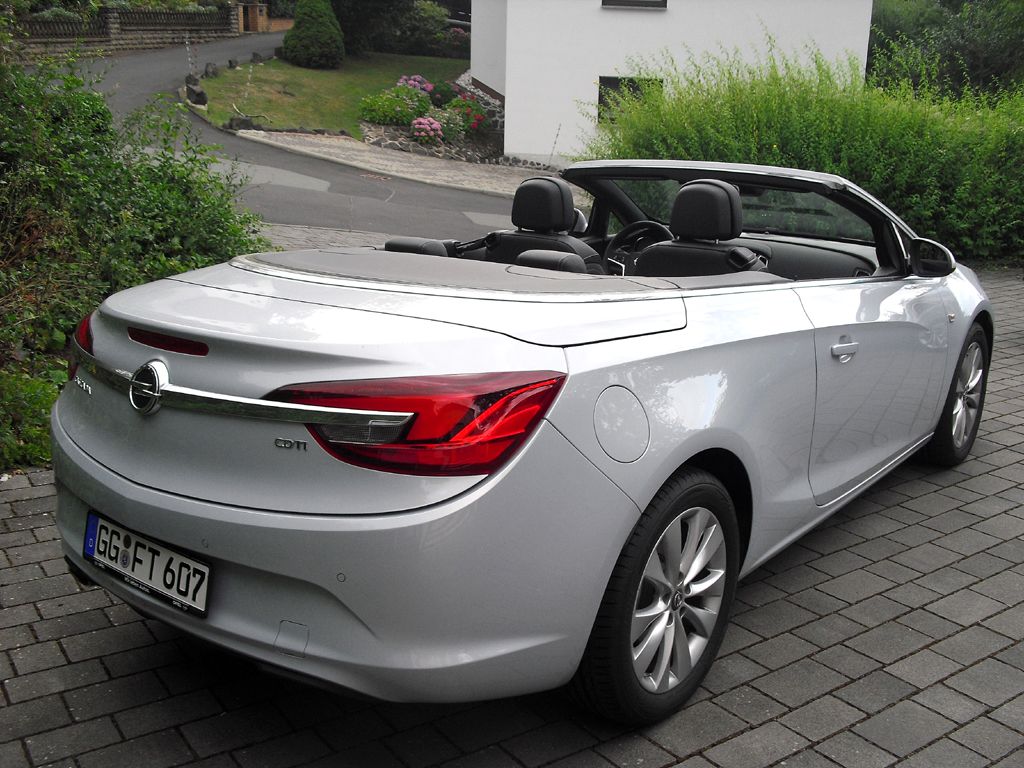Opel Cascada: Blick auf die Heckpartie. 