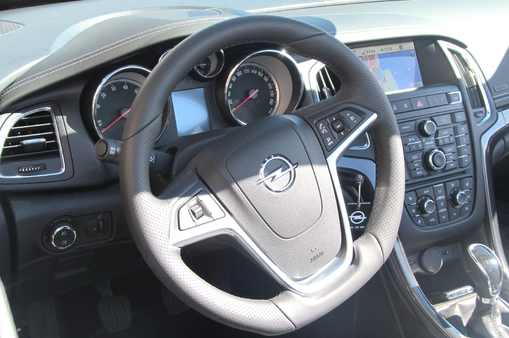 Opel Cascada: Blick ins Cockpit. 