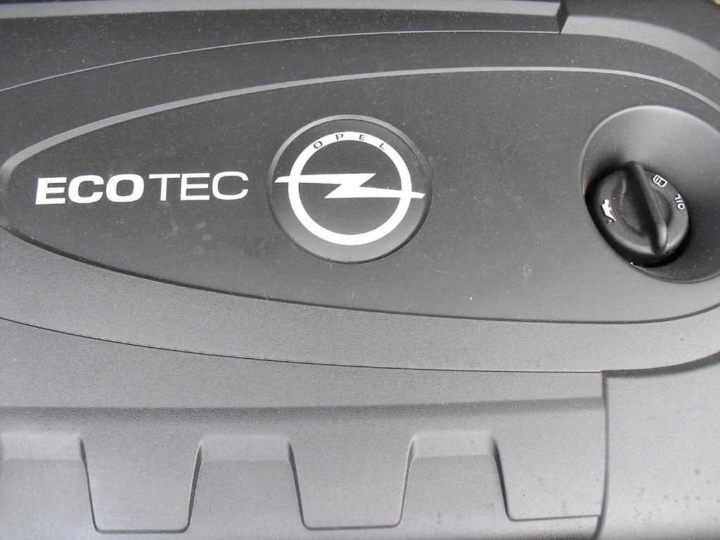 Opel Cascada: Blick unter die Haube auf den 2,0-Liter-Selbstzünder. 