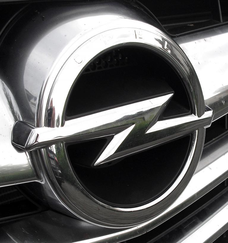 Opel Cascada: Der Markenblitz sitzt in einer Chromspange im oberen Kühlergrill-Teil. 