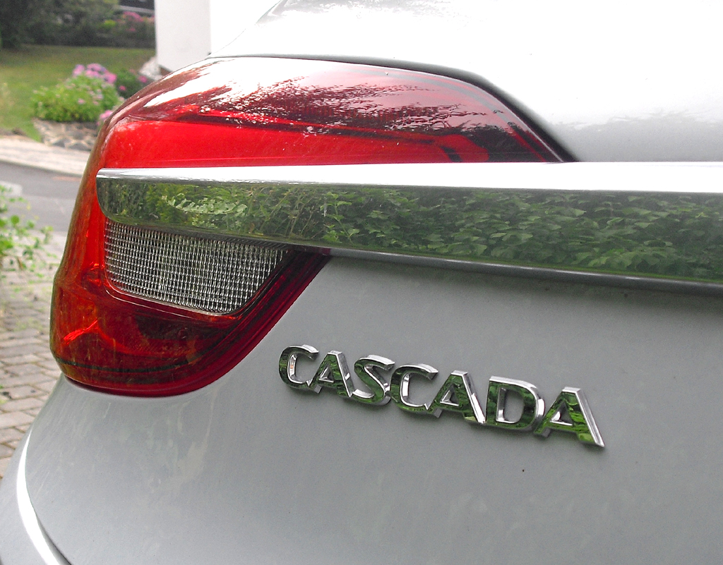 Opel Cascada: Moderne Leuchteinheit hinten mit Modellschriftzug. 