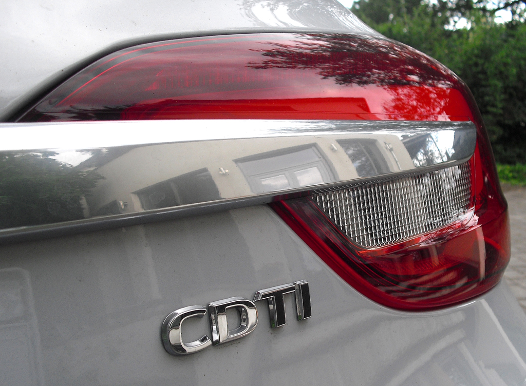 Opel Cascada: Moderne Leuchteinheit hinten mit Motorisierungskürzel. 