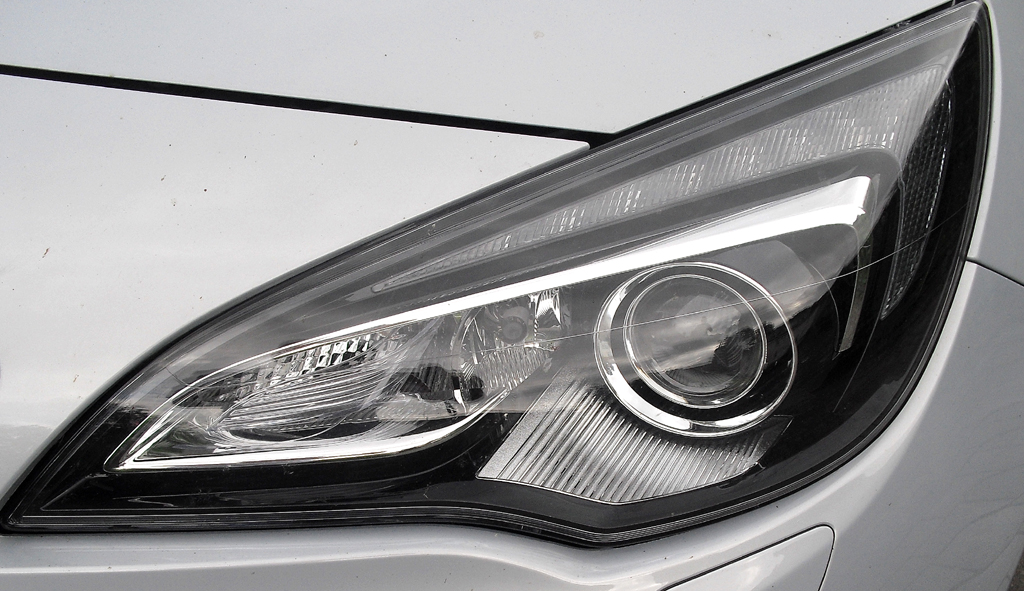Opel Cascada: Moderne Leuchteinheit vorn. 