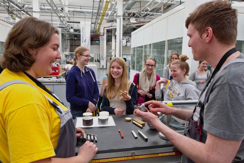 Opel verschenkt 10 000 IAA-Tickets an Schüler