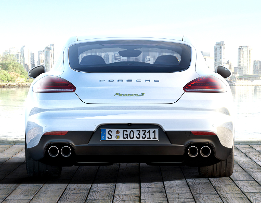 Porsche Panamera Hybrid: Blick auf die Heckpartie. Das Gepäckabteil fasst 335 bis 1153 Liter. 