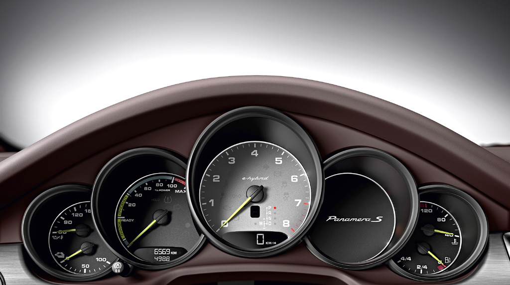 Porsche Panamera Hybrid: Blick durch den Lenkradkranz auf die Rundinstrumentierung. 