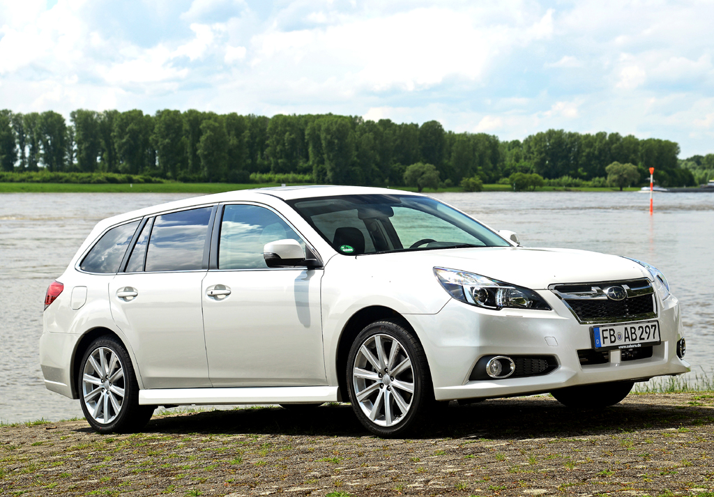 Saugbenziner wie im Subaru Legacy, hier Kombi, sind mit einer kompakteren Variante kombiniert.