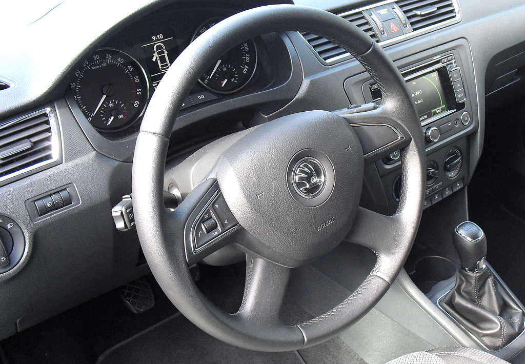 Skoda Rapid: Blick ins einfach gehaltene, übersichtliche Cockpit. 