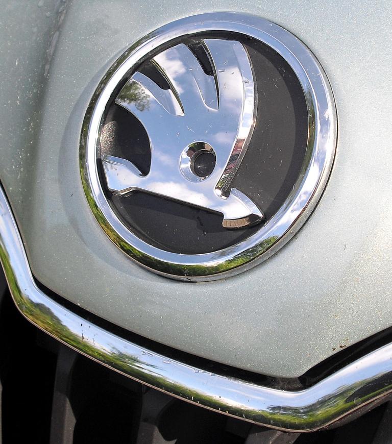 Skoda Rapid: Das Markenlogo sitzt vorn über dem Kühlergrill. 
