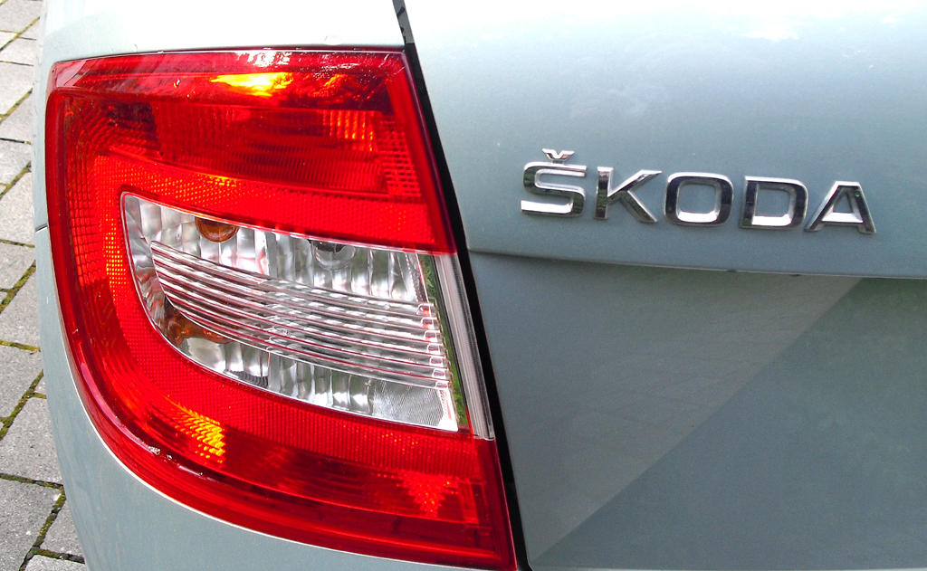 Skoda Rapid: Moderne Leuchteinheit hinten mit Markenschriftzug. 