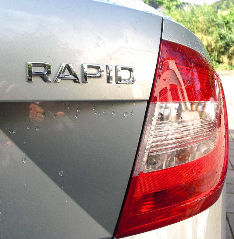 Skoda Rapid: Moderne Leuchteinheit hinten mit Modellschriftzug. 