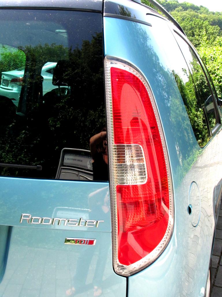 Skoda Roomster: Vertikal ausgerichtete Leuchteinheit hinten mit Modell-/Motorisierungsschriftzug. 