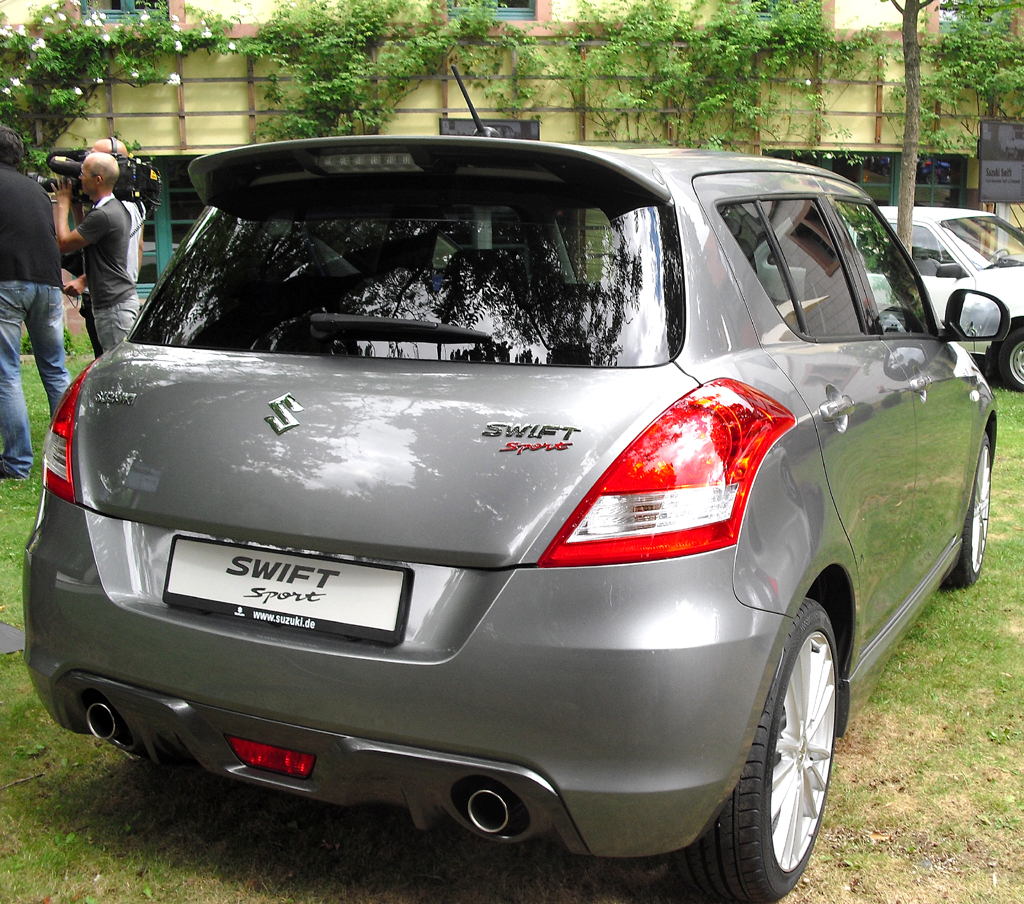 Suzuki Swift Sport: Blick auf die Heckpartie mit Doppelauspuff und Diffusor-Optik. 