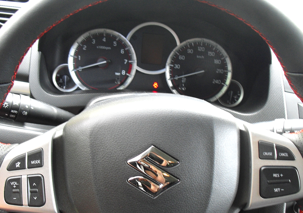 Suzuki Swift Sport: Blick durch den Lenkradkranz auf die Rundinstrumentierung. 