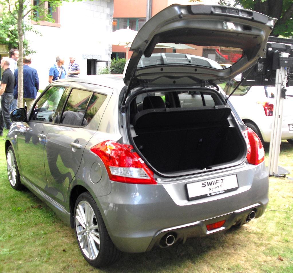 Suzuki Swift Sport: Ins Gepäckabteil passen nur 211 bis 892 Liter hinein. 