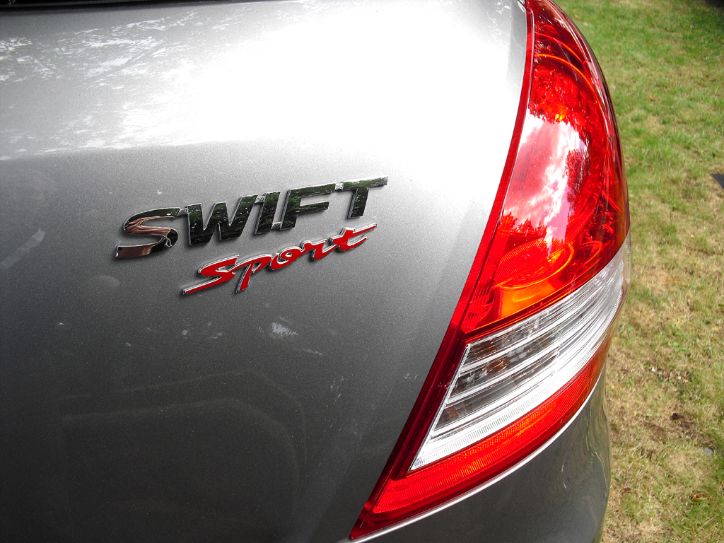 Suzuki Swift Sport: Moderne Leuchteinheit hinten mit Modellschriftzug.
