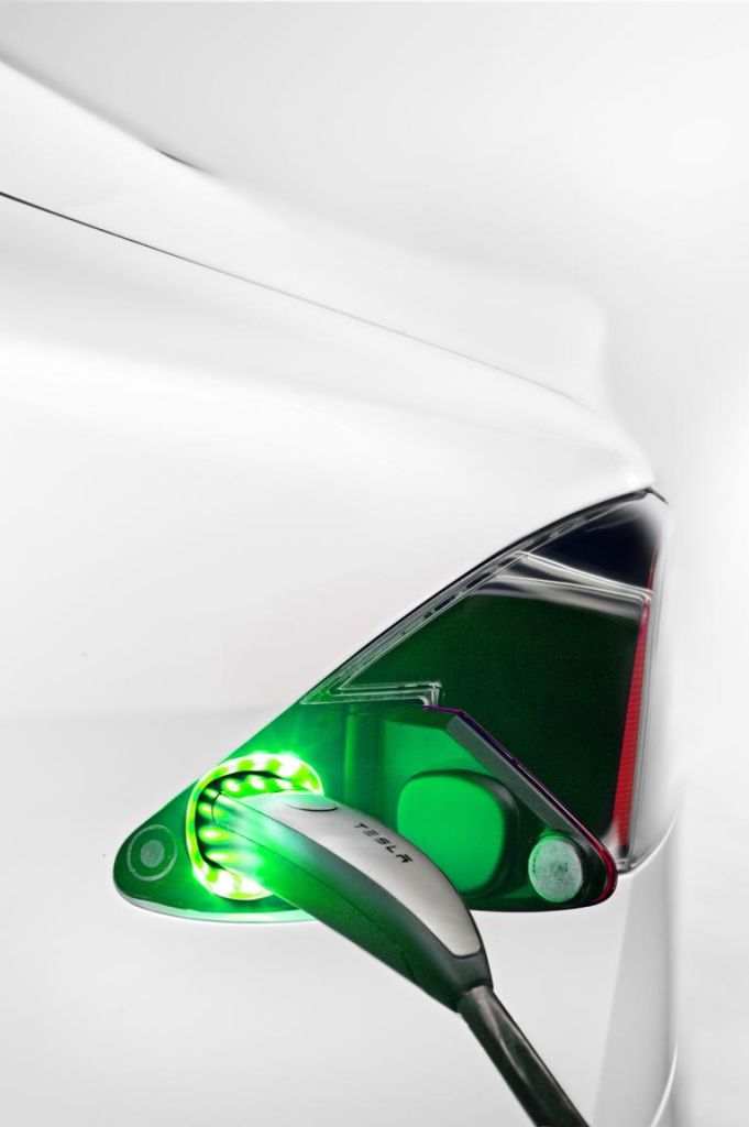 Tesla-Fahrer laden beim Stop in Norwegen kostenfrei